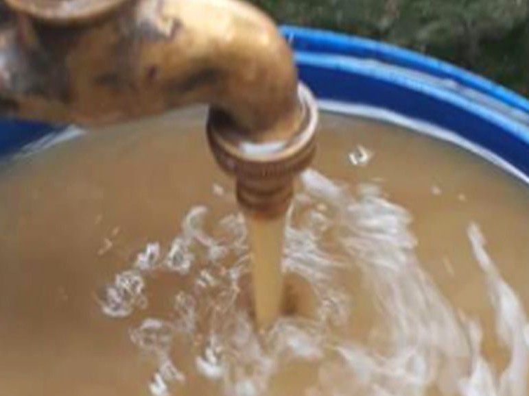 धारामा तीन महिनादेखि लेदो मिसिएको पानी